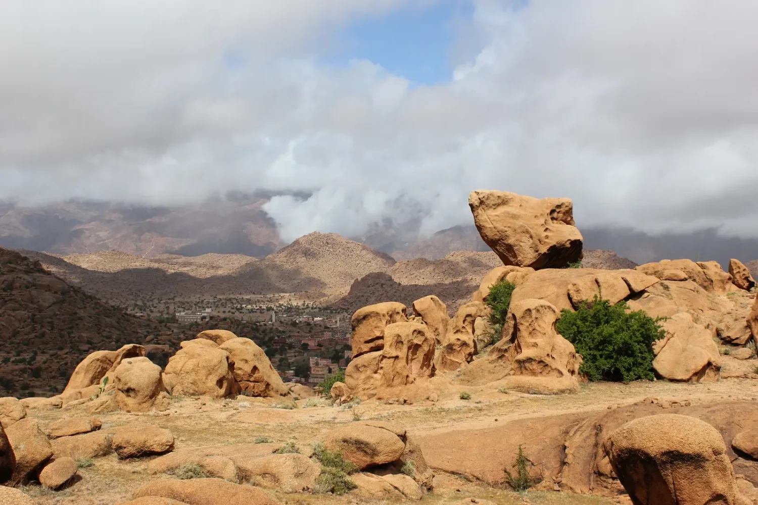 Rounded granite boulders around Tafraoute